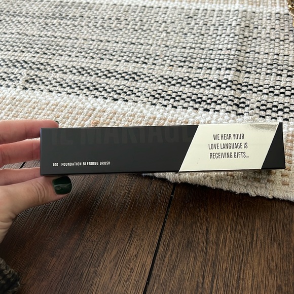 IL MAKIAGE Foundation Blending Brush - Picture 1 of 5